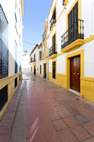 Cordova beyaz mimari binaları ile sokaklarda