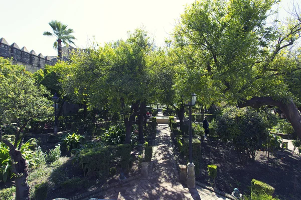 美しい庭が有名なアルカサル ・ デ ・ ロス ・ クリスティーナノスのレイエス — ストック写真