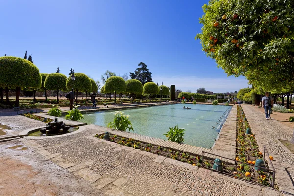 Den berömda Alcazar de los Reyes Cristianos med vacker trädgård — Stockfoto