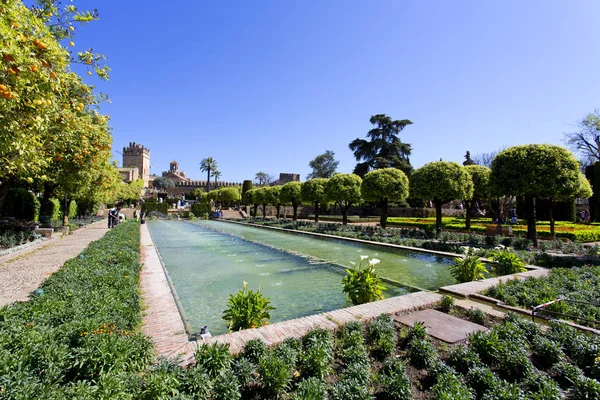 Slavný Alcazar de los Reyes Cristianos s krásnou zahradou — Stock fotografie