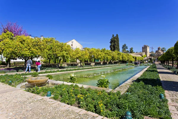 El famoso Alcázar de los Reyes Cristianos con hermoso jardín — Foto de Stock