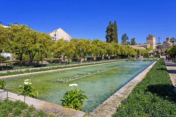 Slavný Alcazar de los Reyes Cristianos s krásnou zahradou — Stock fotografie