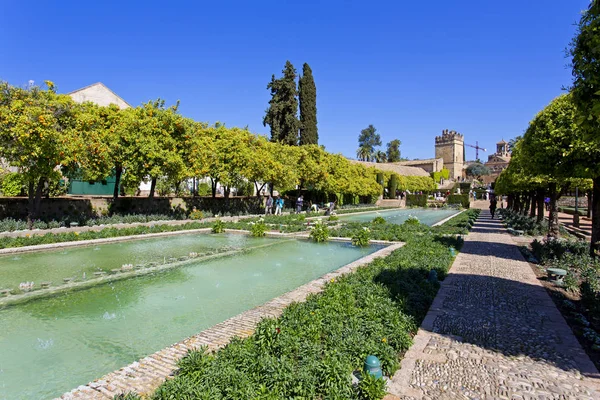 El famoso Alcázar de los Reyes Cristianos con hermoso jardín — Foto de Stock