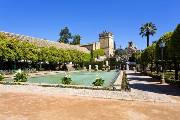 Slavný Alcazar de los Reyes Cristianos s krásnou zahradou — Stock fotografie