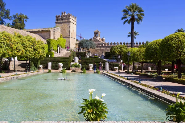 美しい庭が有名なアルカサル ・ デ ・ ロス ・ クリスティーナノスのレイエス — ストック写真