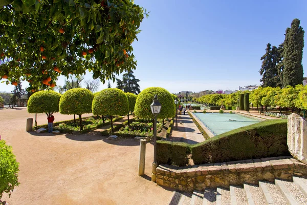 El famoso Alcázar de los Reyes Cristianos con hermoso jardín — Foto de Stock