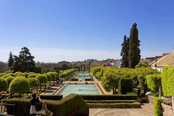 El famoso Alcázar de los Reyes Cristianos con hermoso jardín — Foto de Stock