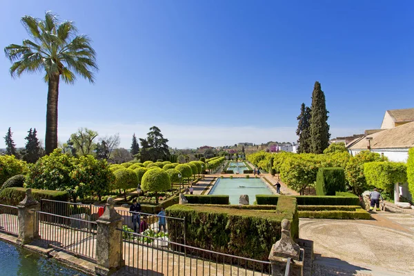 El famoso Alcázar de los Reyes Cristianos con hermoso jardín — Foto de Stock