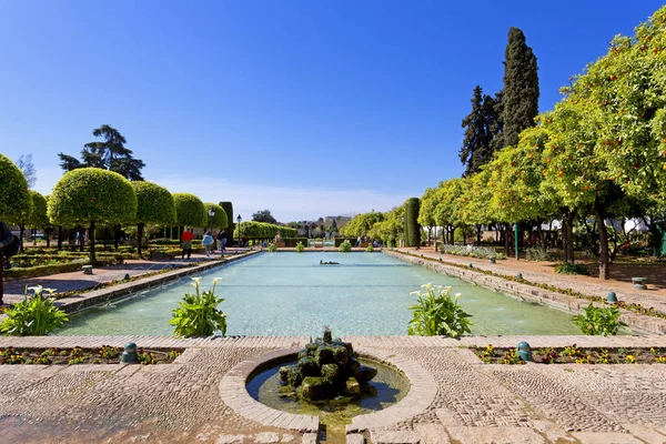 El famoso Alcázar de los Reyes Cristianos con hermoso jardín — Foto de Stock