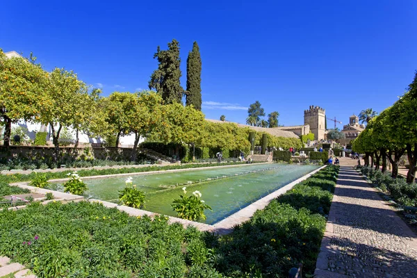 El famoso Alcázar de los Reyes Cristianos con hermoso jardín — Foto de Stock