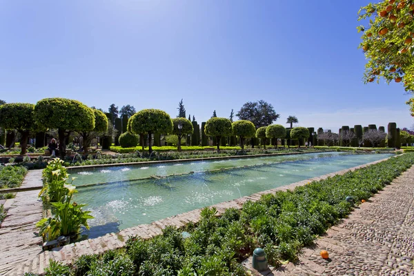 Alcazar de los Reyes Cristianos yang terkenal dengan taman yang indah — Stok Foto