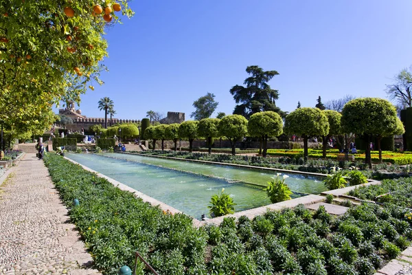 Alcazar de los Reyes Cristianos yang terkenal dengan taman yang indah — Stok Foto