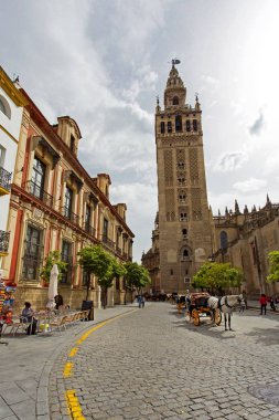 Sevilla Katedrali ile Piazza Virg Giralda görünümlerinden