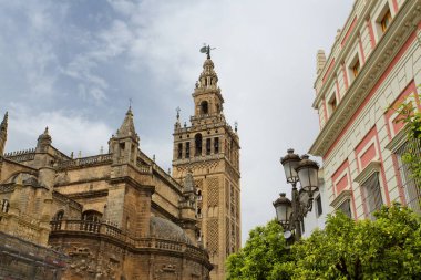 Sevilla Katedrali ile Piazza Virg Giralda görünümlerinden