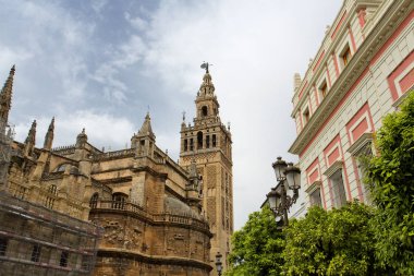 Sevilla Katedrali ile Piazza Virg Giralda görünümlerinden