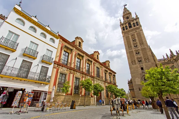 The Cathedral of Seville with the Giralda views from Piazza Virg — Stock Photo, Image