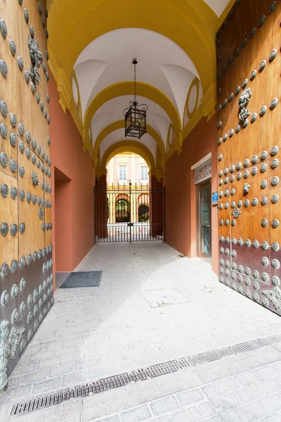 Seville, Andalusia eski bir sokakta güzel görünümü 