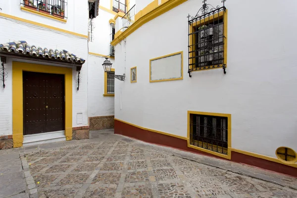 Seville, Andalusia eski bir sokakta güzel görünümü 