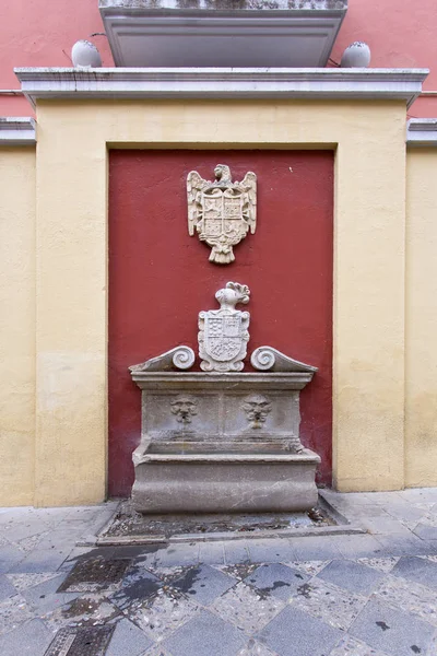Fontein in de Plaza del Padre Suarez in Granada — Stockfoto