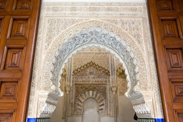 Vacker interiör av den moriska Madrasah i Granada — Stockfoto