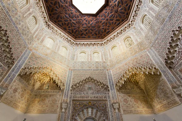 Hermoso interior de la Madraza Morisca de Granada — Foto de Stock