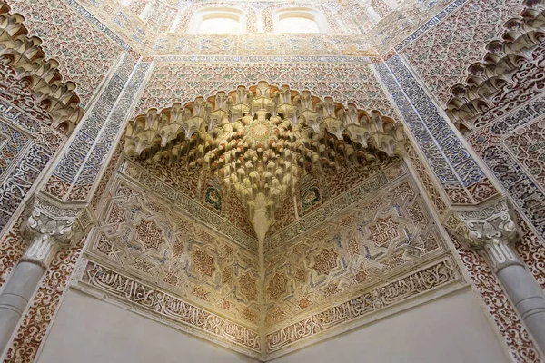 Bellissimo interno della Madrasa moresca di Granada — Foto Stock