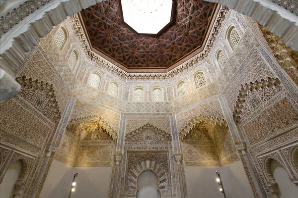 Bellissimo interno della Madrasa moresca di Granada — Foto Stock