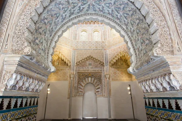 Hermoso interior de la Madraza Morisca de Granada — Foto de Stock