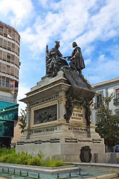 Monumento a Ferdinand e Isabella na Plaza Isabel la Catol — Fotografia de Stock
