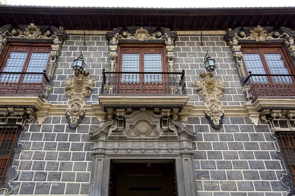 La fachada del Palacio de la Madraza, Madraza de Granada, en Gra —  Fotos de Stock