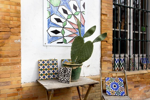 Kleurrijke keramische tegels in stijl azulejos in Sevilla — Stockfoto
