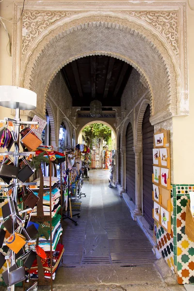 Mercado de la Alcaicería en Granada, España. Calles estrechas llenas de — Foto de Stock