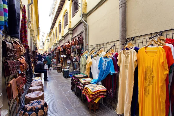 Granada, İspanya Alcaiceria Pazar. Dar sokakları ile dolu 