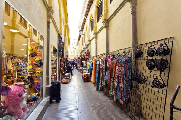Alcaiceria rynku w Granadzie, Hiszpania. Wąskie uliczki wypełnione — Zdjęcie stockowe