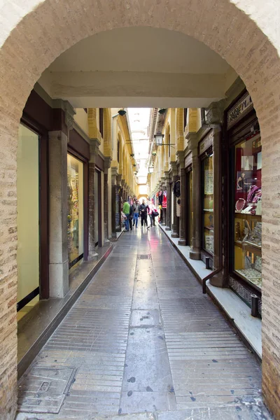 Alcaiceria Market in Granada, Spain. Narrow streets filled with — Stock Photo, Image