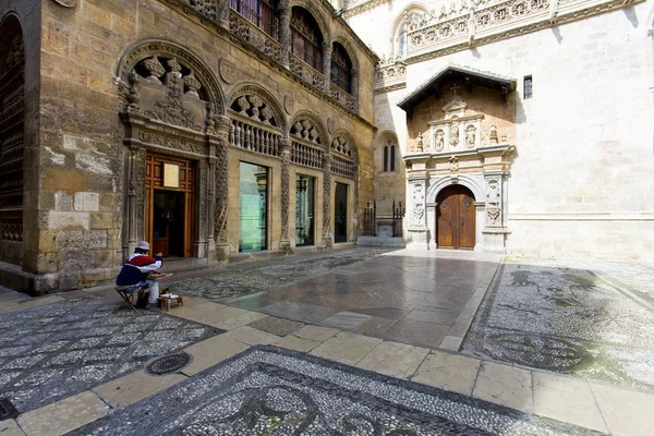 Artista que imagem em frente à entrada para a Capela Real — Fotografia de Stock