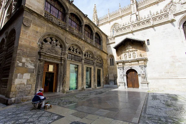 Artiste cette photo en face de l'entrée de la chapelle royale — Photo