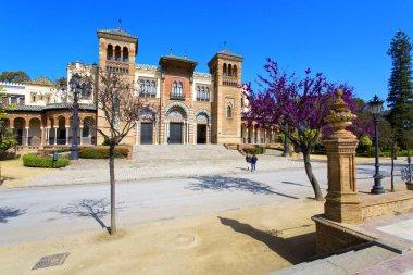 Mudejar köşk ve Plaza de Amerika'da ho yerleştirilen gölet