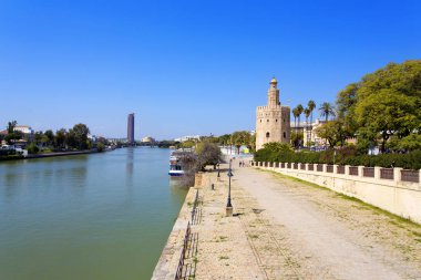 Ünlü Torre del Oro, Sevi savunmak için inşa Mağribi Kulesi