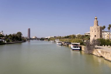 Ünlü Torre del Oro, Sevi savunmak için inşa Mağribi Kulesi