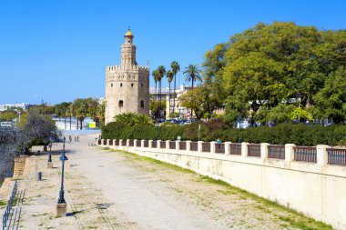 Ünlü Torre del Oro, Sevi savunmak için inşa Mağribi Kulesi