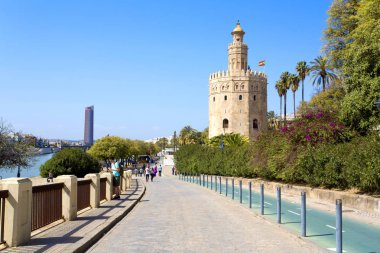 Ünlü Torre del Oro, Sevi savunmak için inşa Mağribi Kulesi