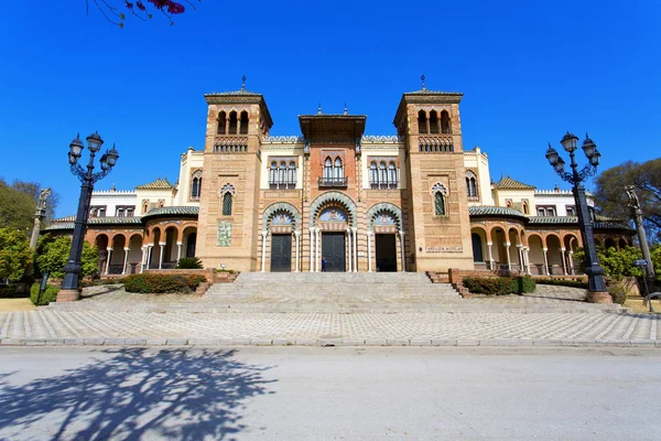 Le pavillon de mudejar et l'étang placés sur la Plaza de America, ho — Photo