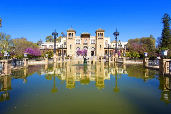 De mudejar paviljoen en de vijver geplaatst in de Plaza de America, ho — Stockfoto