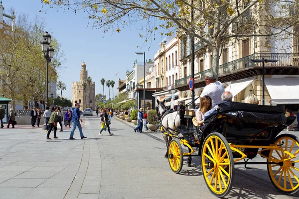 La famosa Torre del Oro, a lo largo del Guadalquivir r — Foto de Stock