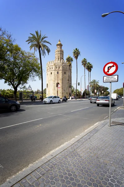 The famous Torre del Oro, the Moorish tower built to defend Sevi — Stock Photo, Image