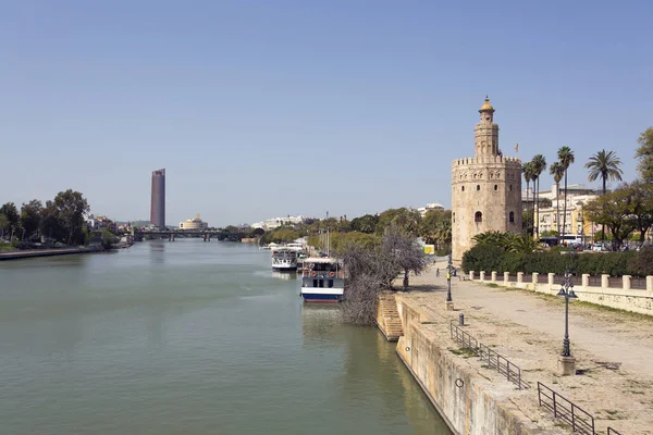 Ünlü Torre del Oro, Sevi savunmak için inşa Mağribi Kulesi