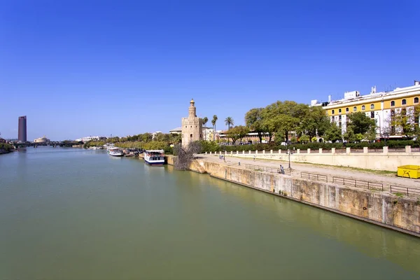 A famosa Torre del Oro, a torre moura construída para defender Sevi — Fotografia de Stock