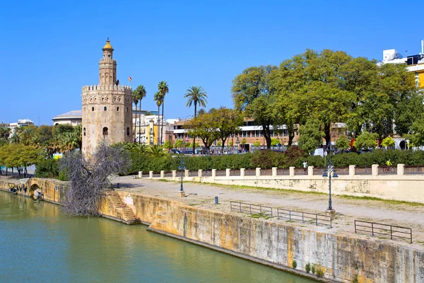 A famosa Torre del Oro, a torre moura construída para defender Sevi — Fotografia de Stock