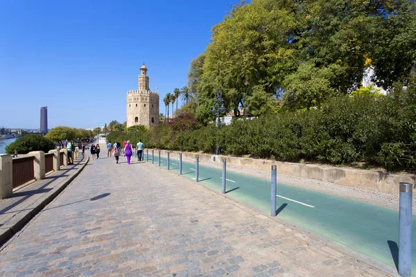 A famosa Torre del Oro, a torre moura construída para defender Sevi — Fotografia de Stock
